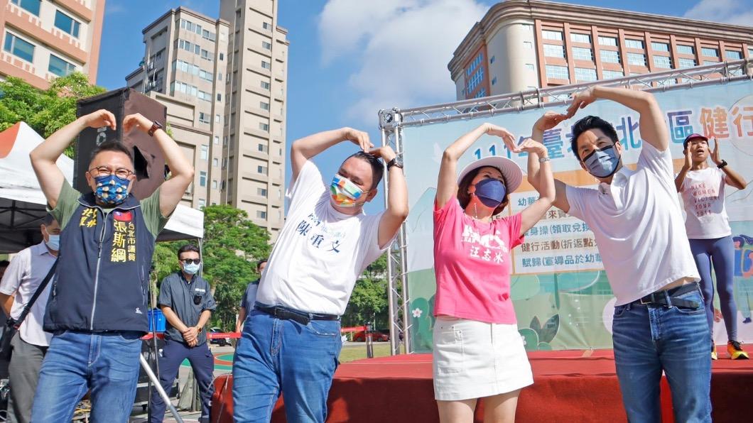 蔣萬安與藍營議員出席北投區健行活動。(圖/蔣萬安辦公室提供)