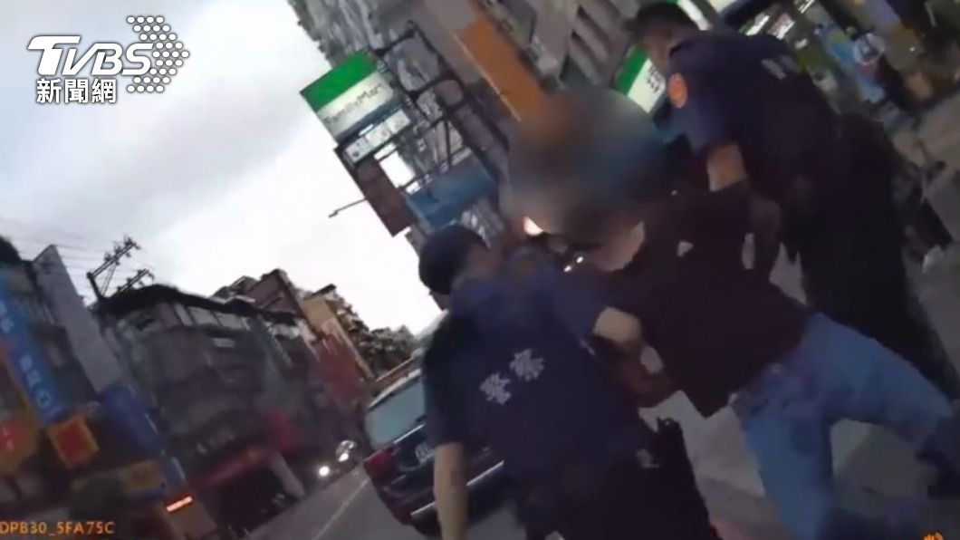 鬧事男子遭警方架離。（圖／TVBS）