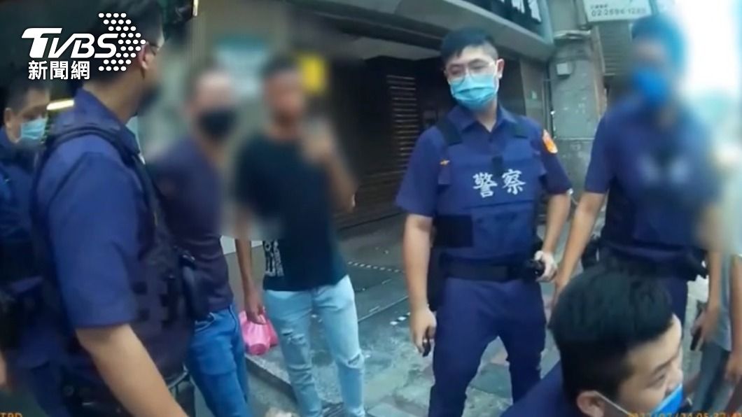 4名鬧事男子全被警方帶回派出所。（圖／TVBS）