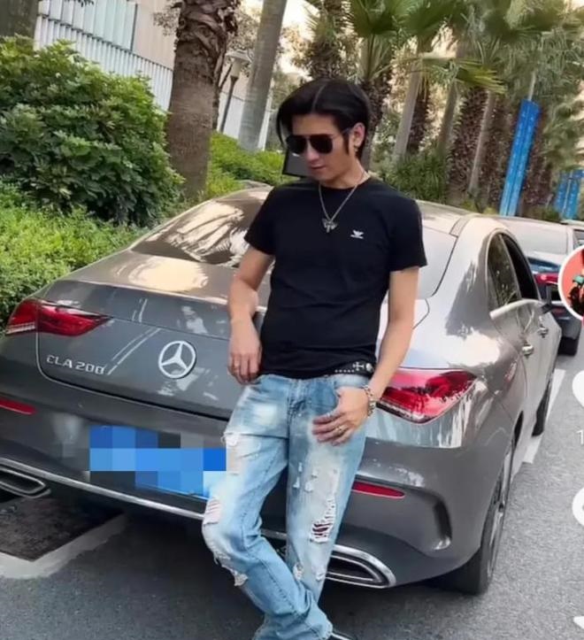 男子開跑車代步。(圖/翻攝自微博)
