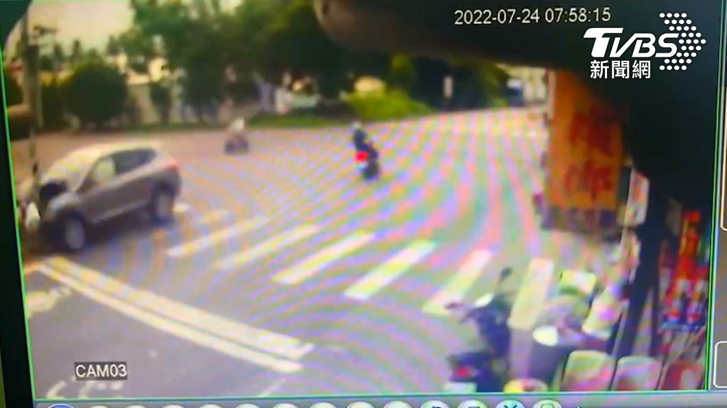 轎車撞上分隔島，駕駛受困，路人緊急協助救助。　圖／TVBS