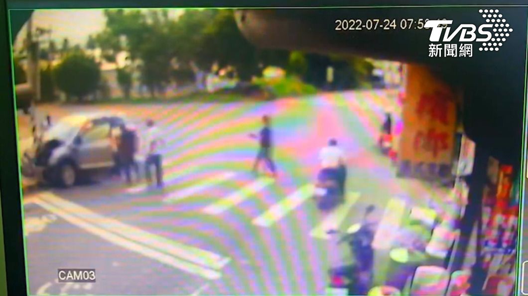 轎車撞上分隔島，駕駛受困，路人緊急協助救助。　圖／TVBS