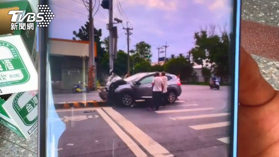 轎車撞上分隔島，駕駛受困，路人緊急協助救助。　圖／TVBS