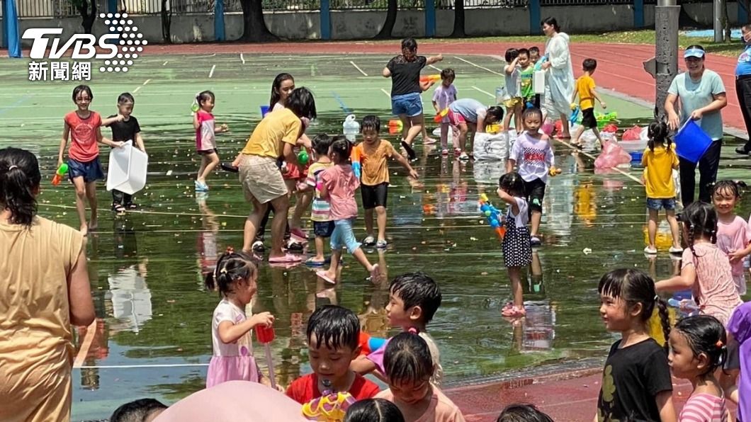 高溫襲台!最狂幼兒園發百顆水球 師生、家長打水仗慶畢業