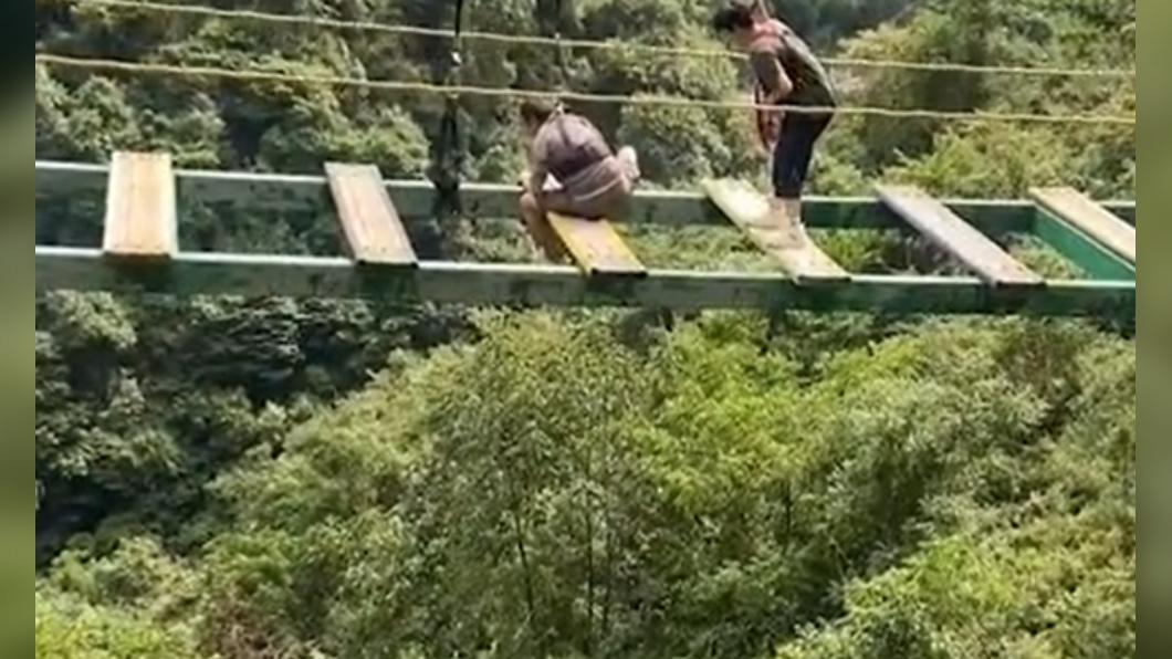 男童墜谷後,父親自責痛哭。(圖/翻攝自微博)