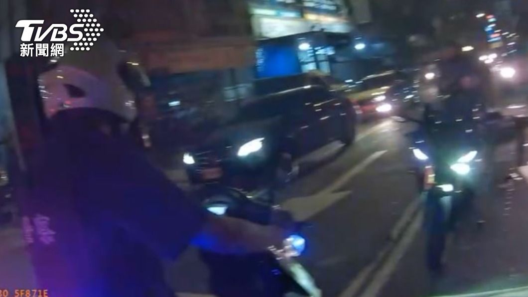 警方趕抵現場時，醉男仍持續咆哮。（圖／TVBS）