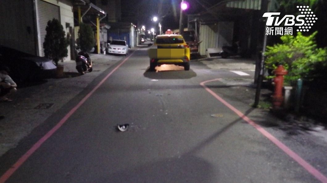 計程車將劉男輾過。(圖/TVBS)