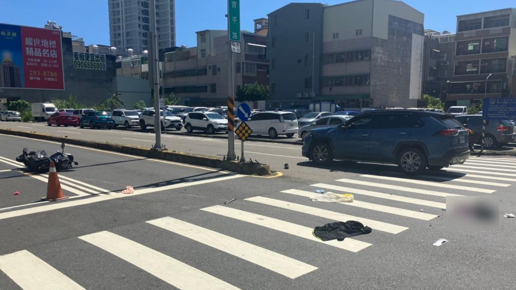 藍姓小隊長跟轎車擦撞後，人車倒地留下大片血跡。　　圖／民眾提供