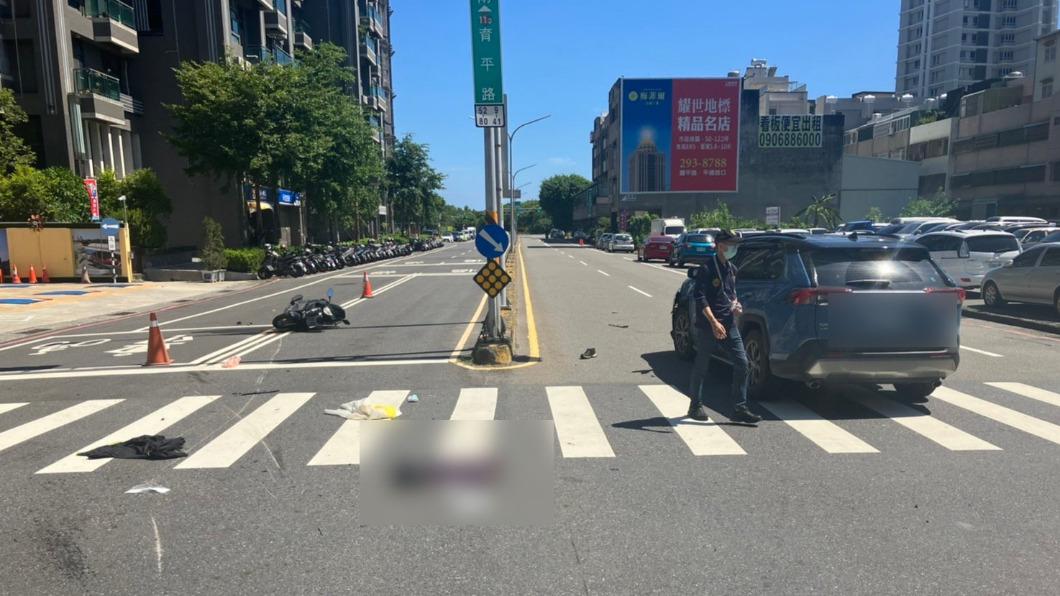 藍姓小隊長跟轎車擦撞後，人車倒地留下大片血跡。　　圖／民眾提供