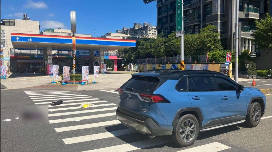 藍姓小隊長跟轎車擦撞後，人車倒地留下大片血跡。　　圖／民眾提供