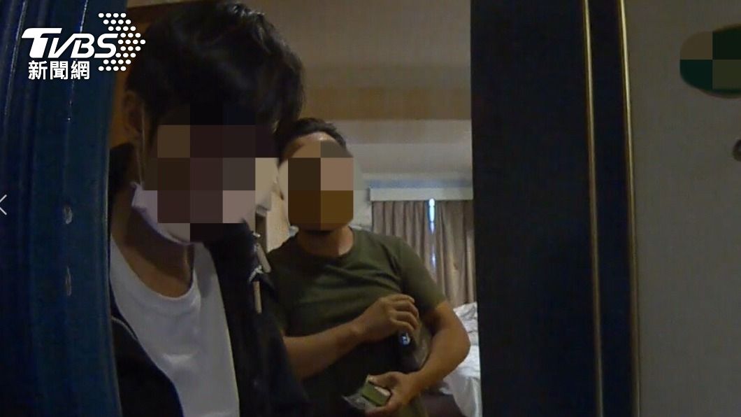 詐騙集團成員限制被害人行動，並盜用銀行帳戶。（圖／TVBS）
