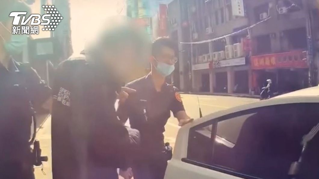嫌犯遭警方逮捕。（圖／TVBS）
