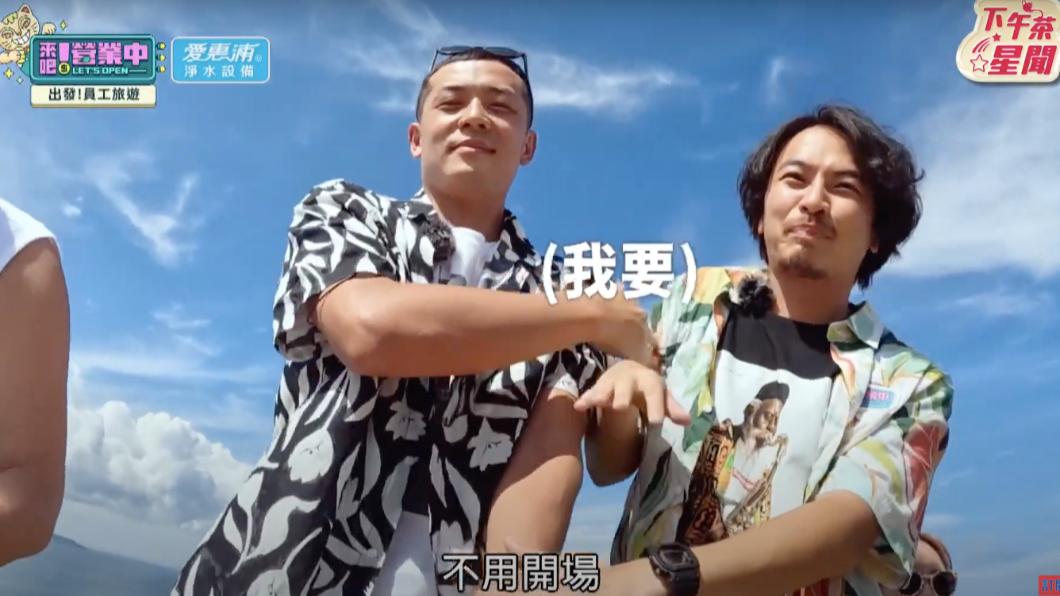 楊銘威(右)拿姚元浩手中的相機。(圖/翻攝《來吧!營業中》節目片段)