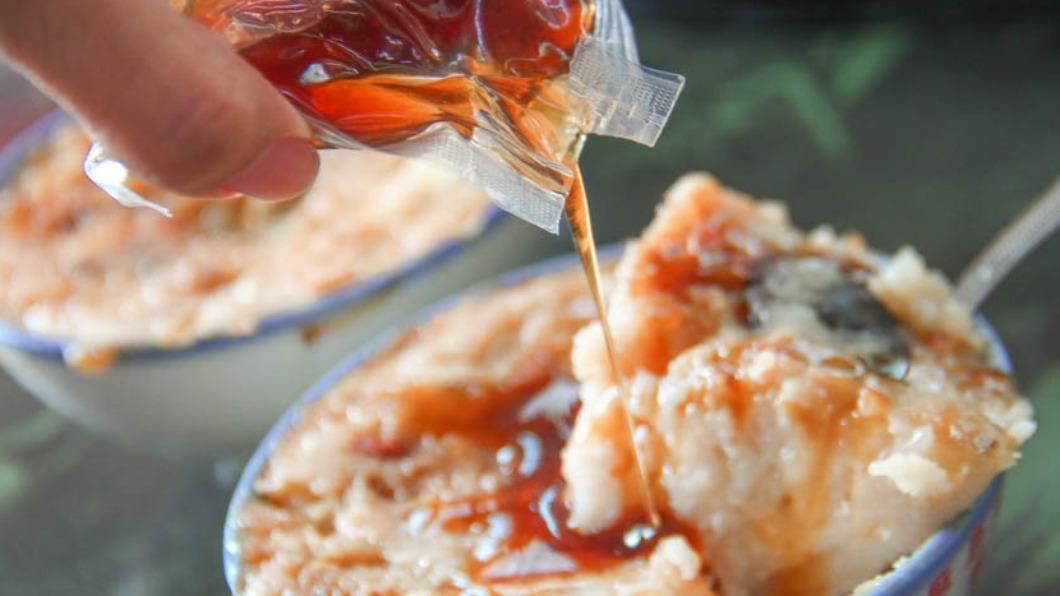 老饕必加蒜蓉醬油提升風味。（圖／13’s幸福食光提供）