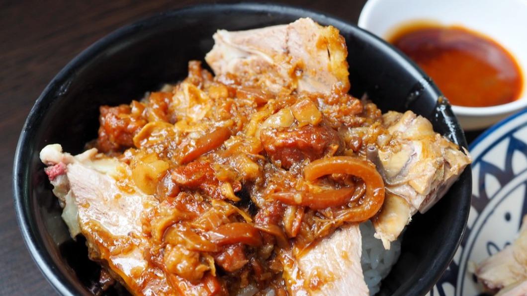 鴨肉飯上淋滿肉燥醬。（圖／加小菲愛碎碎唸提供）