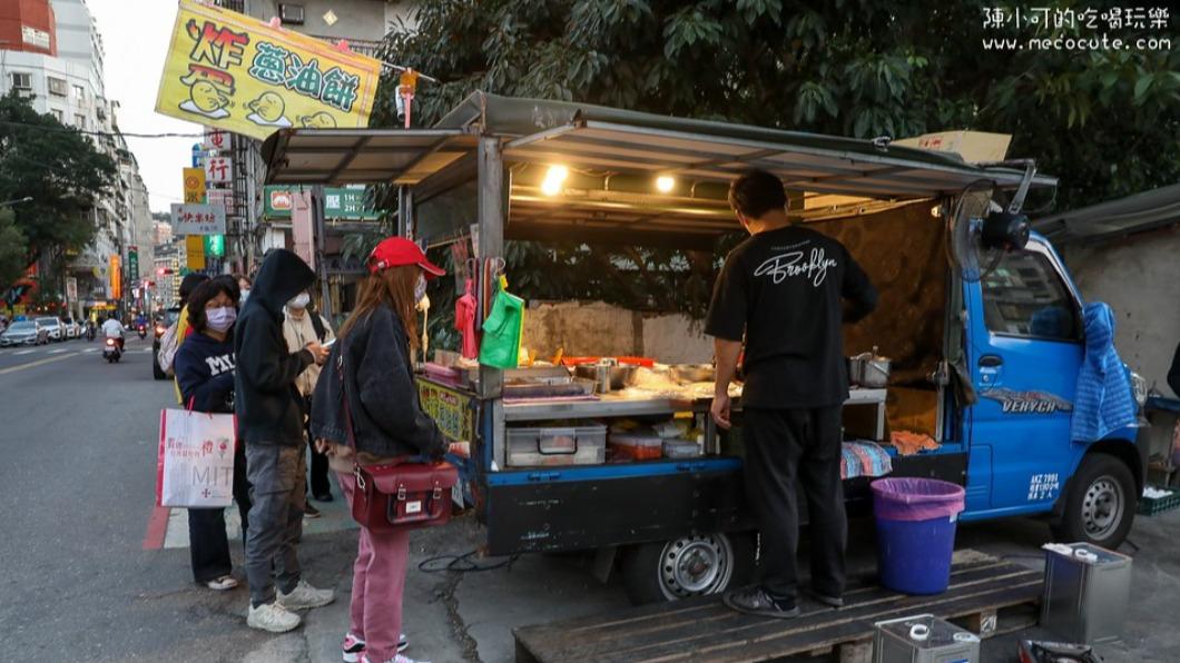 該家蔥油餅店一開始是貨車,後來才改由店面經營。(圖/陳小可的吃喝玩樂提供)