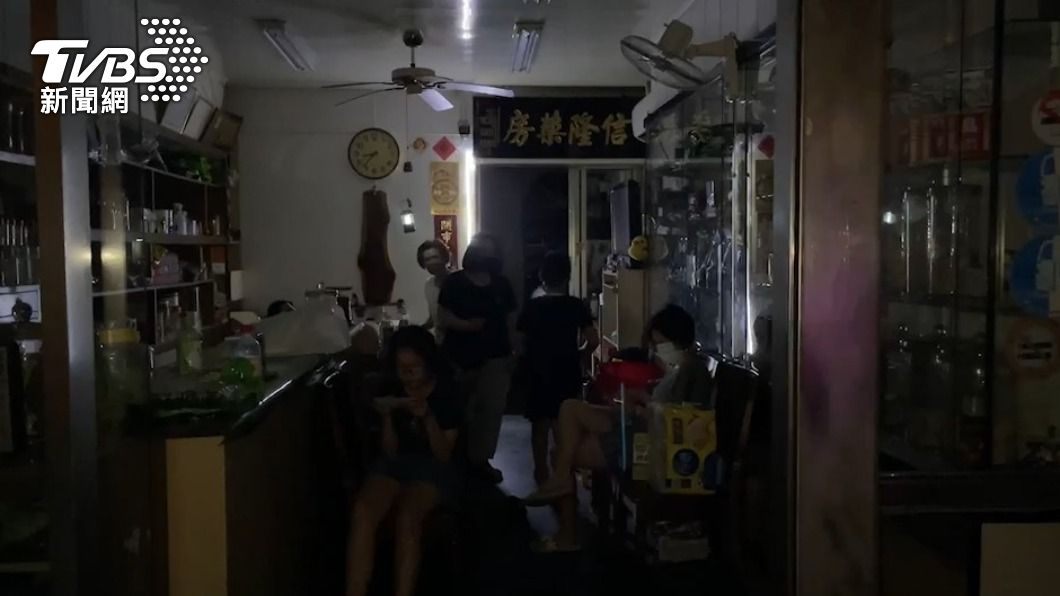 民眾無電可用酷熱難耐。（圖／TVBS）