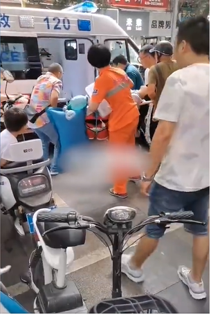 醫護人員到場前,少年已沒有生命跡象。(圖/翻攝自微博)