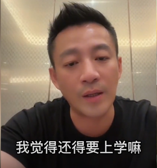 汪小菲哽咽哭訴想念家人。(圖/翻攝自微博)