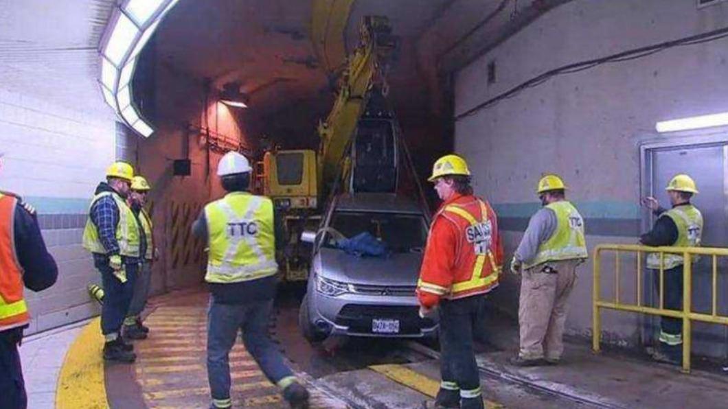 導航凸槌!女駕駛往前開竟開到鐵軌上 車卡軌道動彈不得