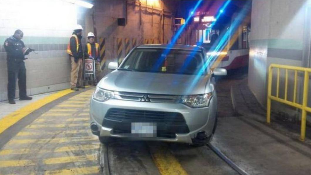 該名女子與愛車當時受困在月台,動彈不得。(圖/翻攝自搜狐新聞)