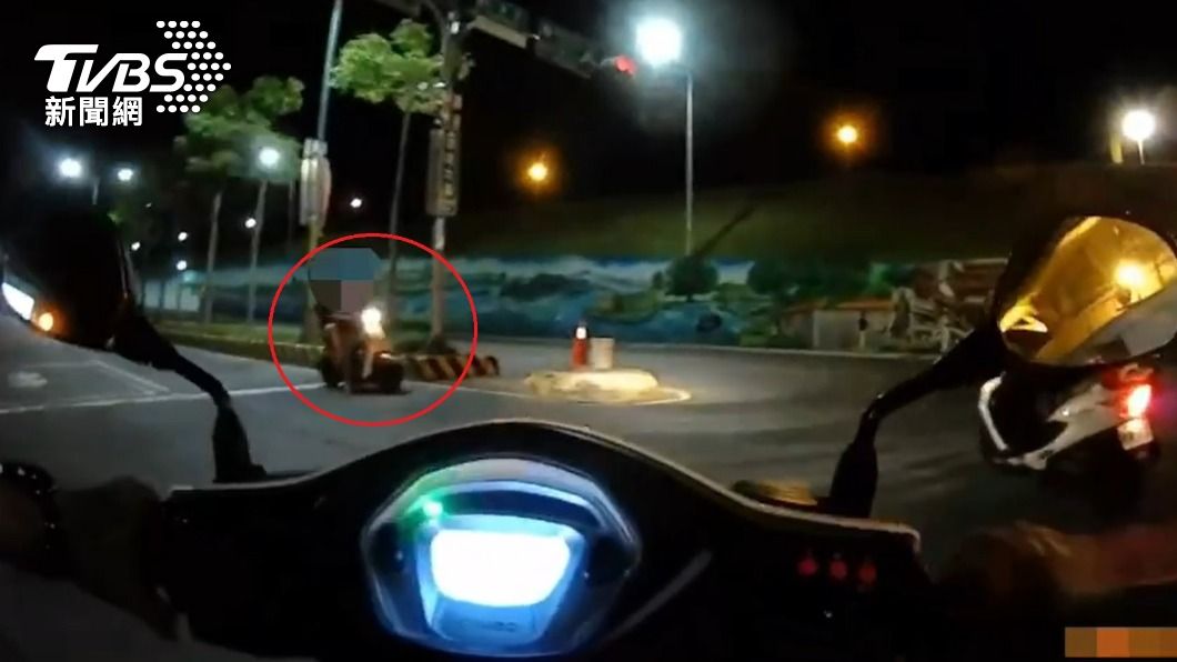 違規跨越停止線!警盤查他瘋狂逃竄 原來身上藏「這東西」