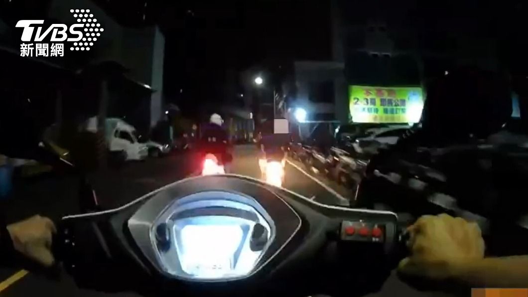 警方將林男等人攔下盤查。（圖／TVBS）