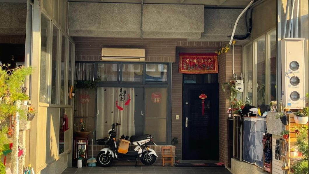 戶外車庫裝冷氣！對外吹沒在怕　網笑虧：有錢就是任性