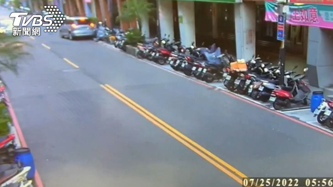 休旅車的肇事過程全被拍下。(圖/TVBS)