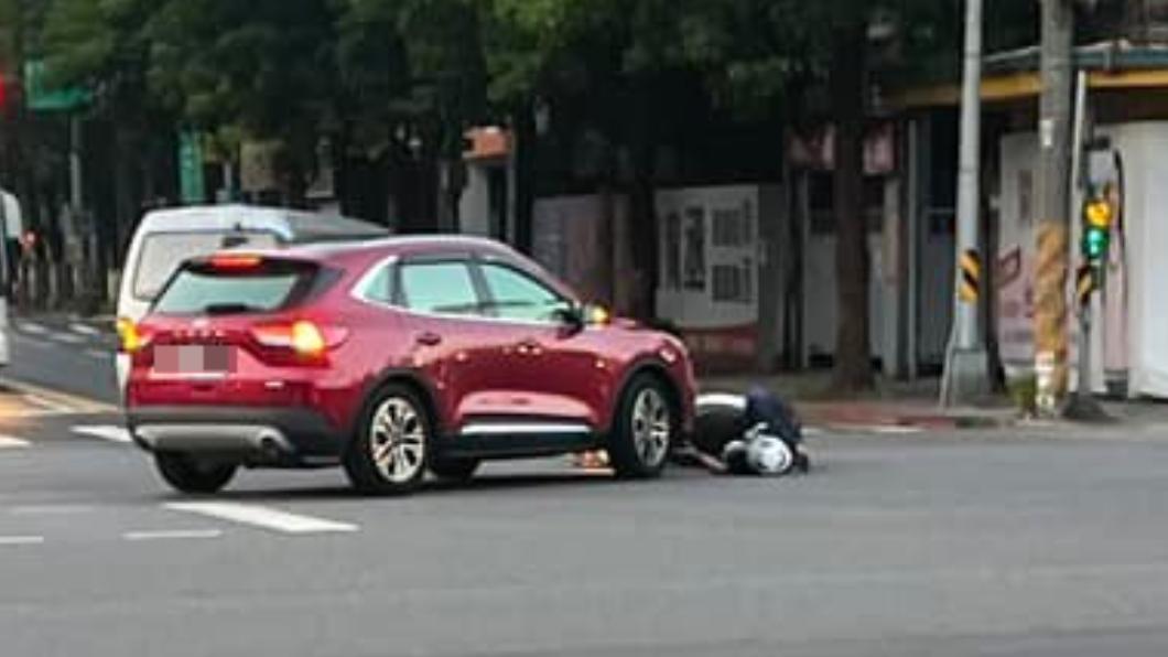 為追雙載違規少年!警騎車鳴笛過路口遭轉彎車撞 倒地傷