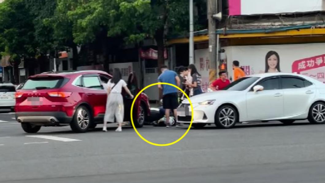 員警倒地,路過民眾幫忙擋車。(圖/翻攝自重機車友各區路況天氣回報中心 臉書)