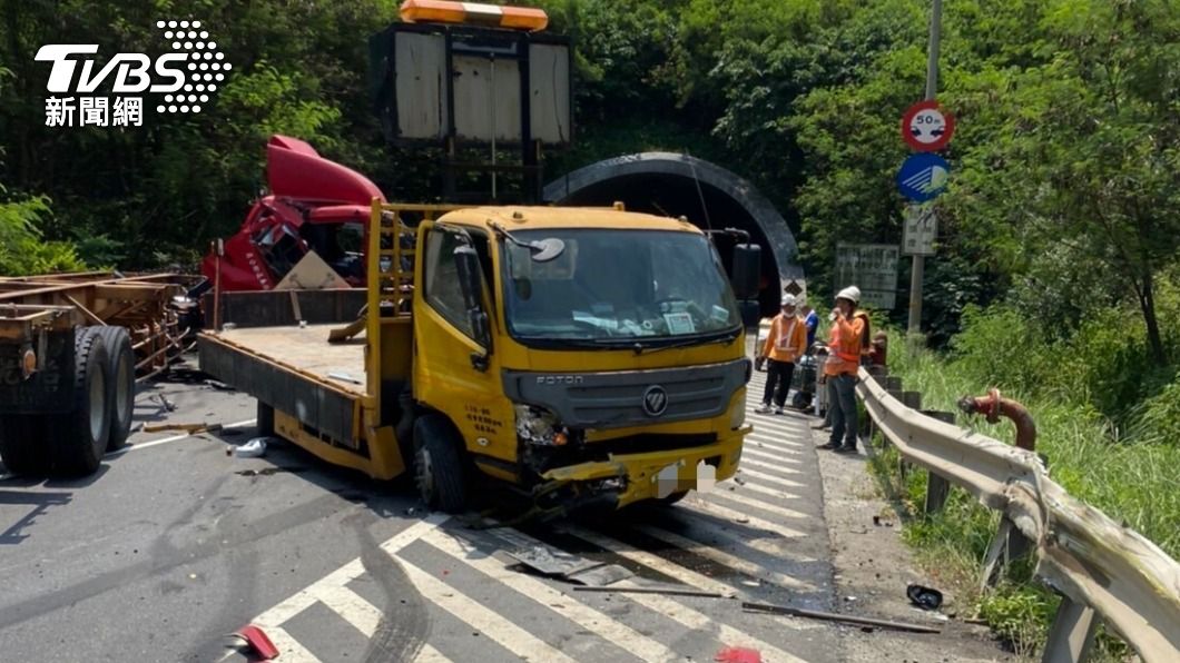 工程車遭拖板車擦撞，所幸無人傷亡。（圖／TVBS）