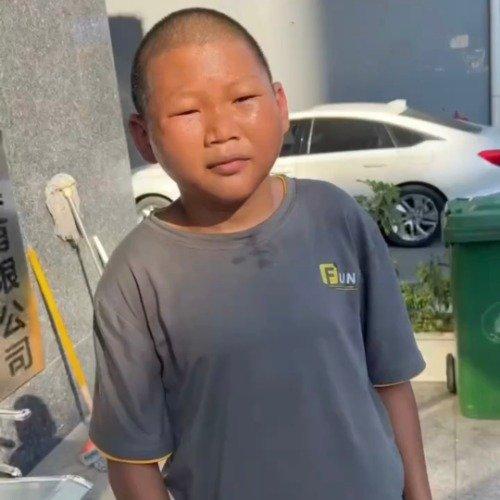男子27歲卻長得像小學生。(圖/翻攝自微博)