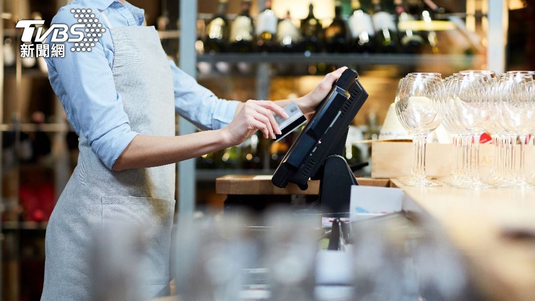 一名女服務生收到高額小費。(示意圖/shutterstock達志影像)