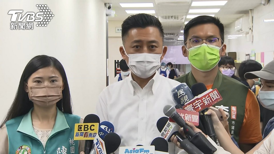 民進黨桃園市長參選人林智堅「論文門」風波未歇,斥資12億元重新改造啟用的新竹市立棒球場同樣燒不停。(圖/TVBS)