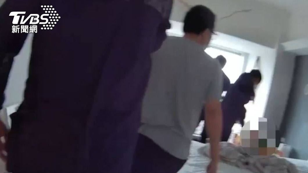 警方於中正區大樓內救出遭囚禁的被害人。(圖/TVBS)
