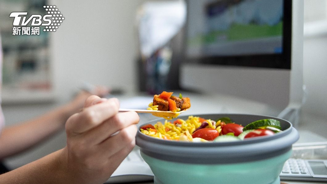 大家很習慣邊工作邊吃飯。(示意圖/shutterstock達志影像)