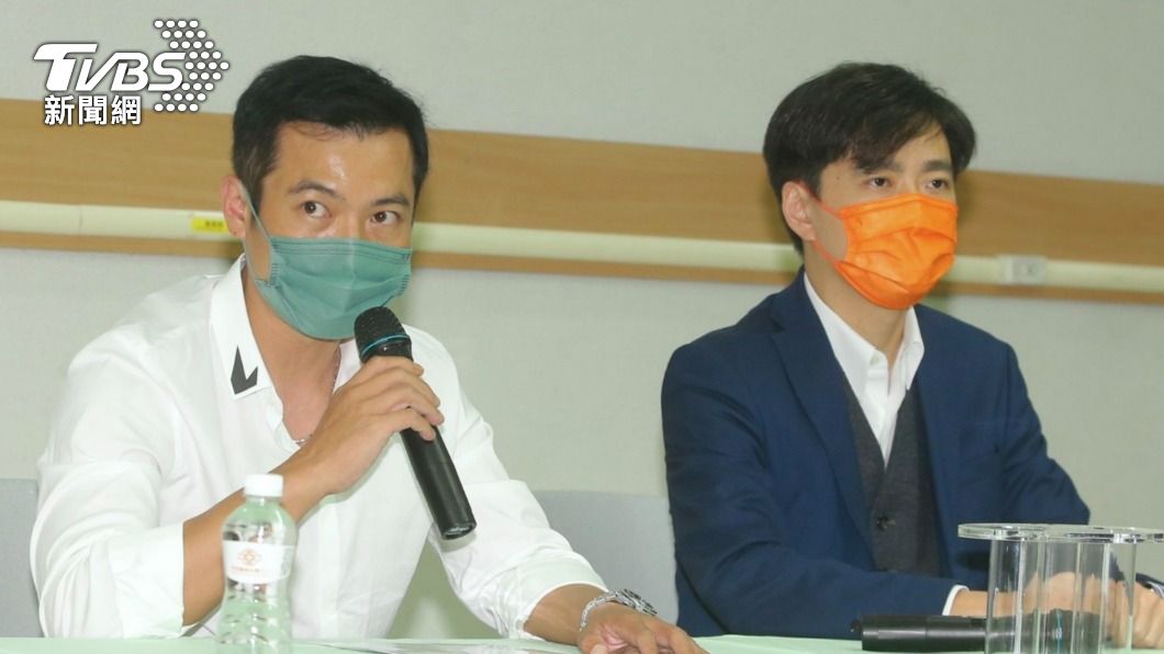 林志穎弟弟林志鑫(右)和經紀人昨(25)日出面說明。(圖/許方正攝)