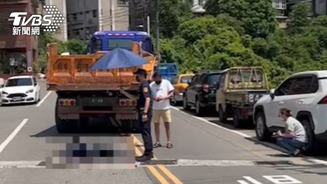 暑輔下課竟魂斷大街！女國中生穿越馬路被撞死　母蹲地痛哭