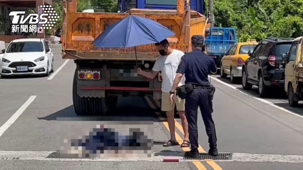 砂石車駕駛撐傘並報警。（圖／TVBS）