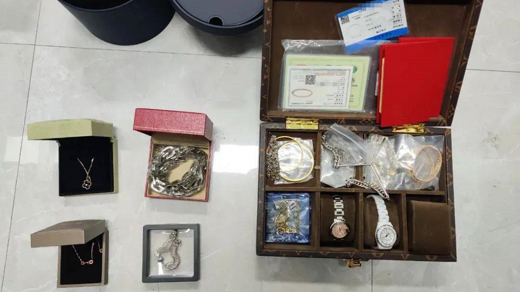 女員工坦承自己想買這些精品但因身上沒錢才會盜用公款。(圖/翻攝自搜狐新聞)