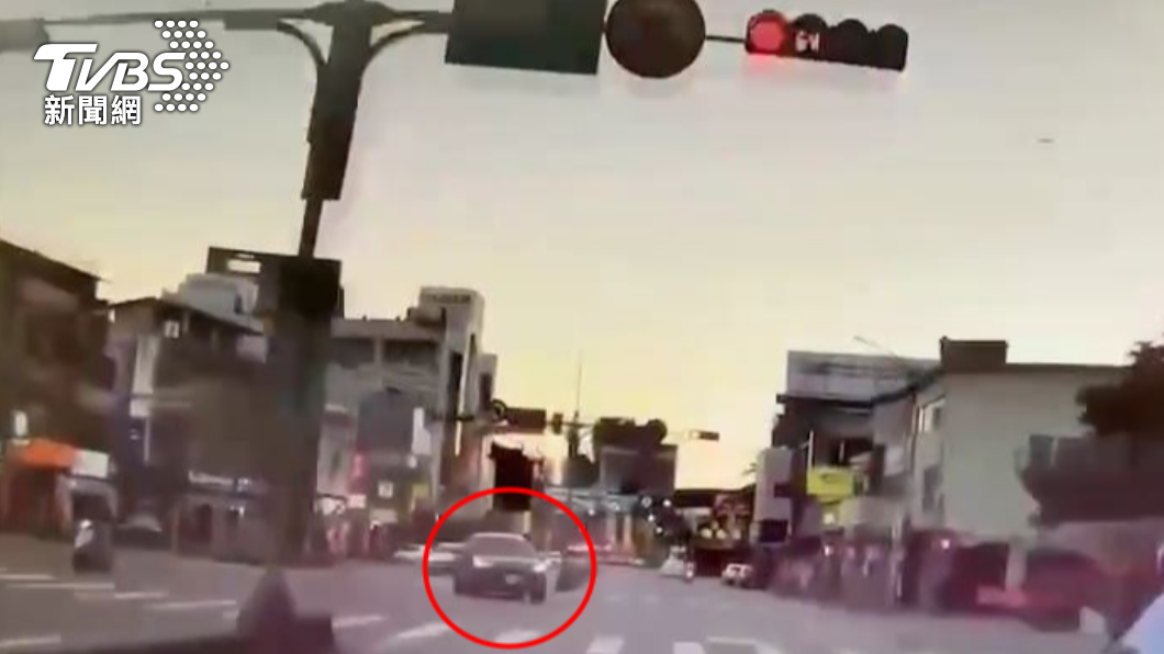 員警發現路口紅燈,減速欲通過,仍遭對向休旅車撞擊。(圖/TVBS)