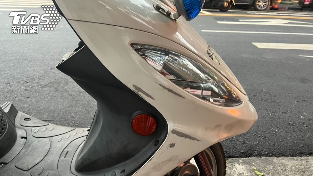 警車部分毀損。(圖/TVBS)