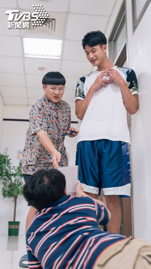 楊銘威被誤會,鄭豐毅(左)施捨零錢給老師。(圖/TVBS)