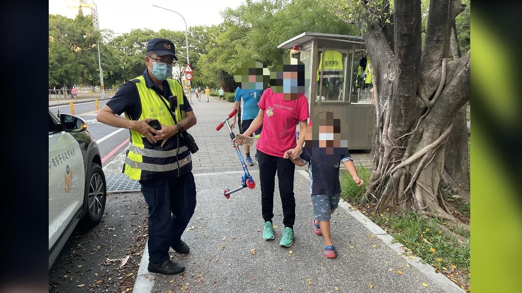 沉迷新玩具!男童忘了回家路 警察叔叔幫解圍