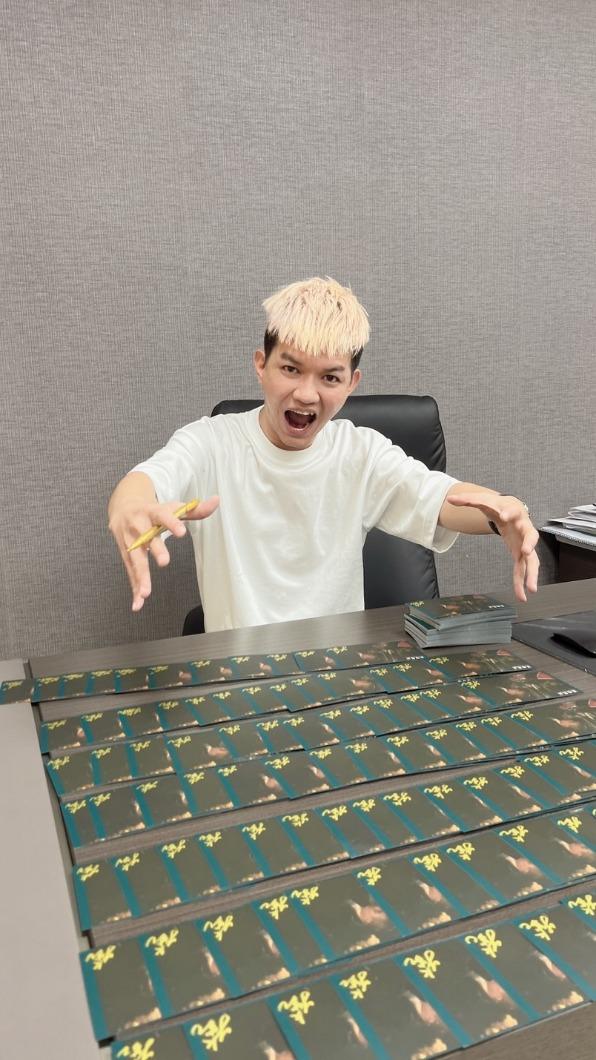 宥凱為電影明信片親筆簽名。(圖/采昌、馬棋朵提供)