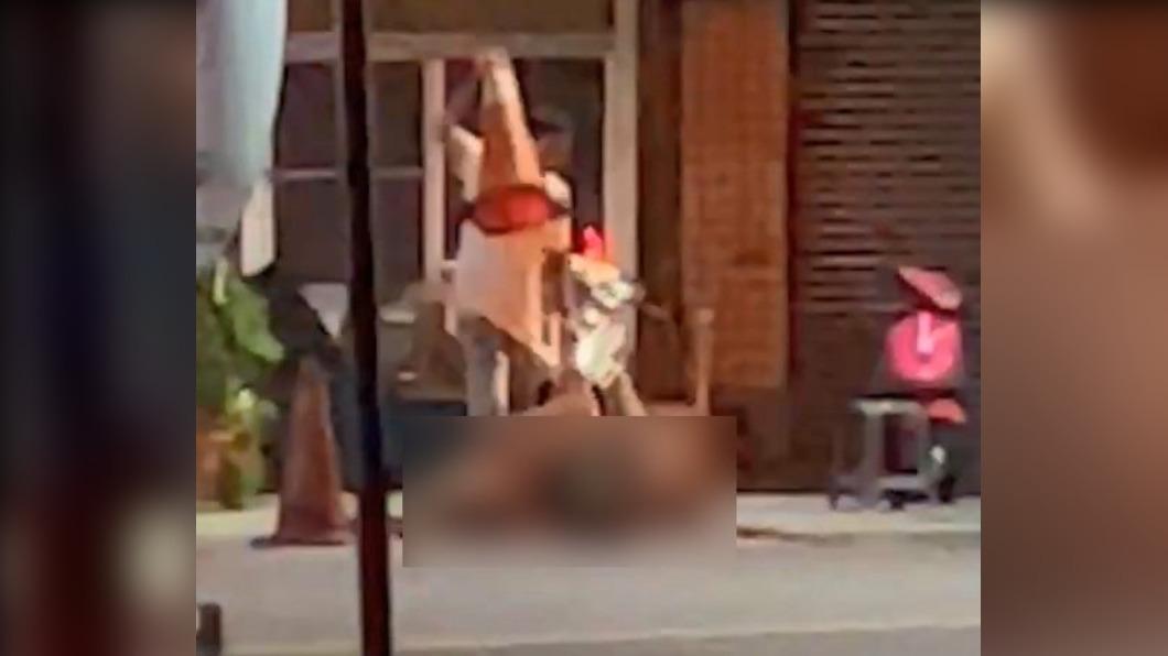 惡劣！一句「沒用」突暴怒　男當街拿三角錐狂搗女友頭部