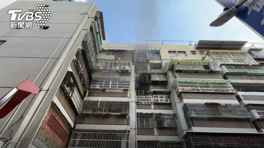 前鎮華廈火警，一婦人命危送醫。（圖／TVBS）