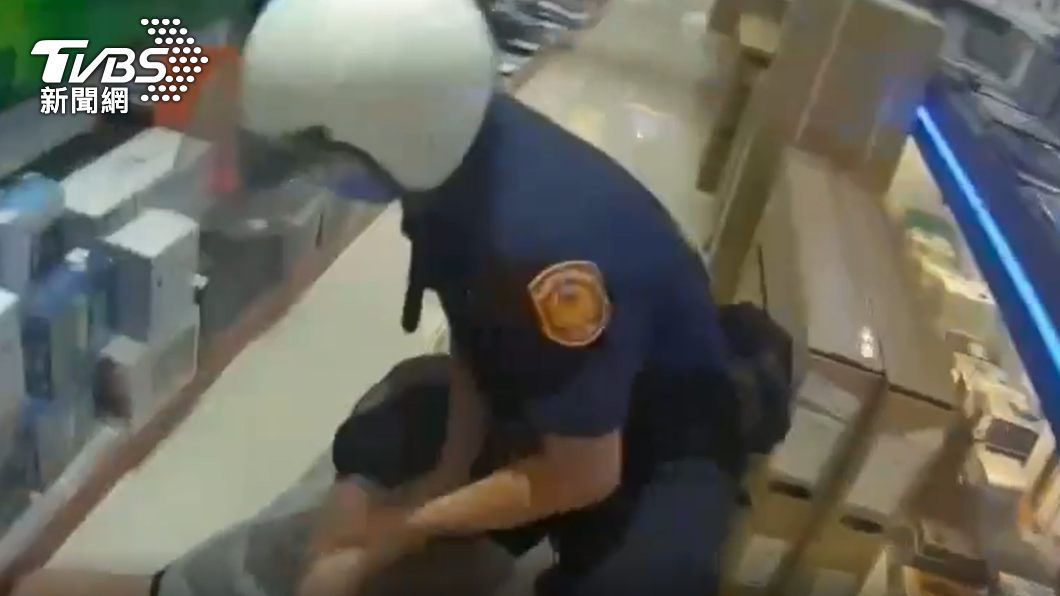 警方到場將施暴的彭男壓制逮捕。（圖／TVBS）