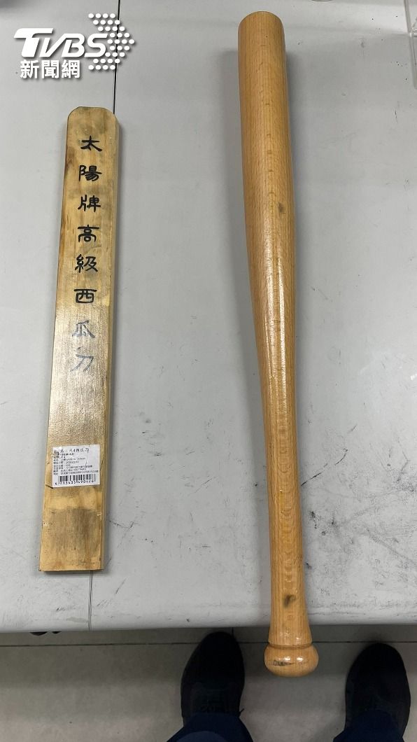 犯嫌賴著西瓜刀和棍棒到場。(圖/TVBS)